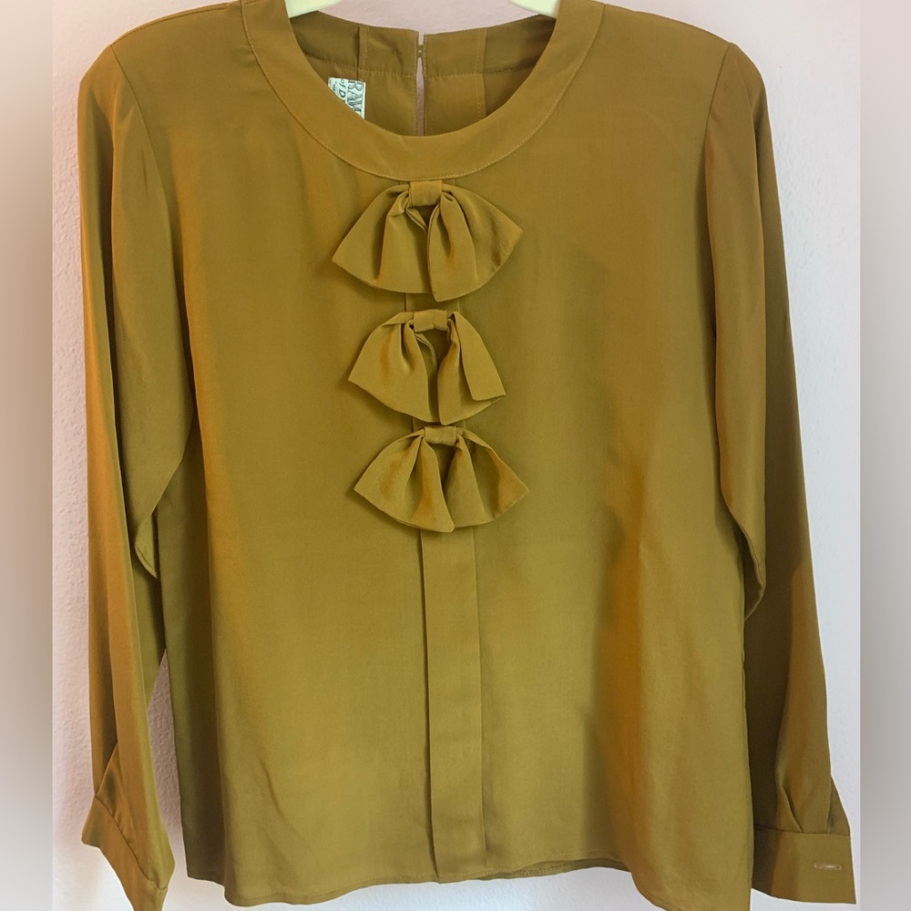 🪅HP🪅 Rare vintage silk blouse from Ireland